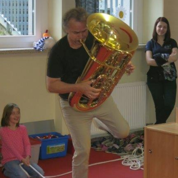 Musikschullehrer Helmut Hackl auf der Tuba 