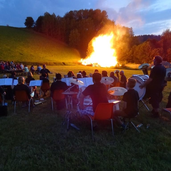 Dämmerschoppen beim Sonnwendfeuer