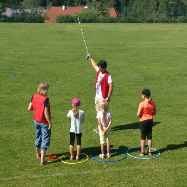 Die Kinder lernen das Maschieren