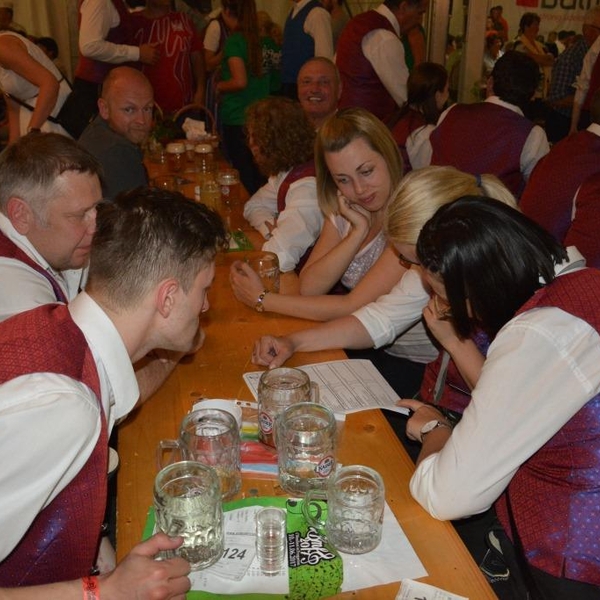 Bewertungsbericht wird studiert