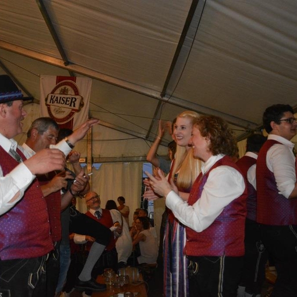 Gemeinsame Freude im Festzelt