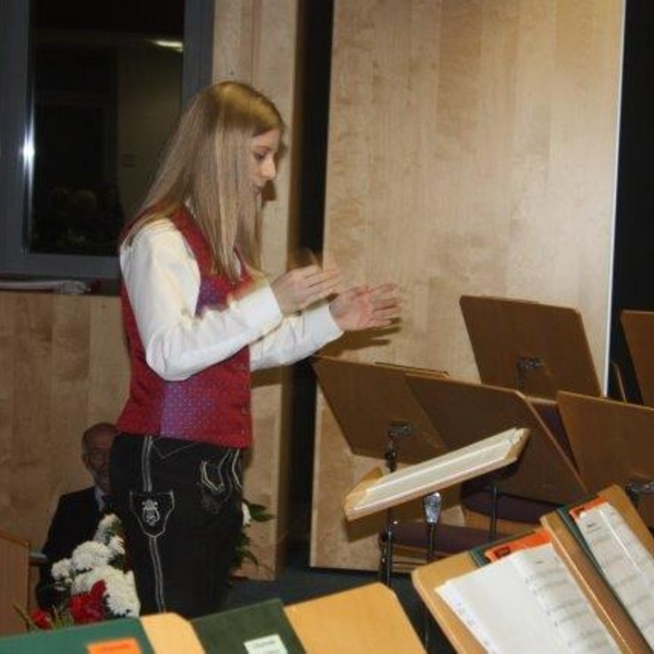 Viktoria Lungenschmid als Dirigentin der Jugendgruppe